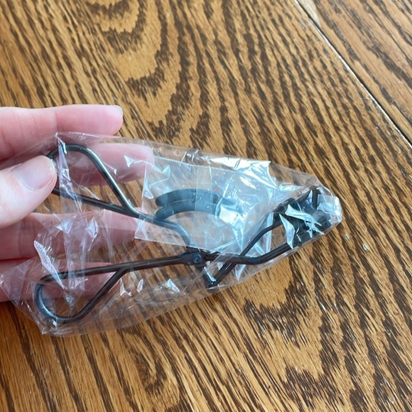 Mary Kay eyelash curler with 2 silicone pad refills - Picture 5 of 6